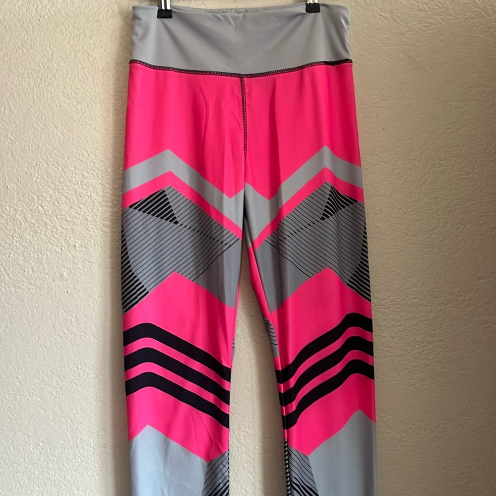 Hot pink 80s geometric print leggings